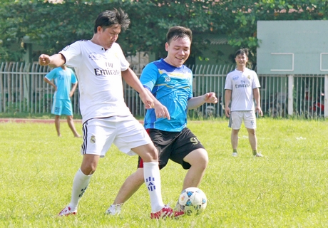  Pha tranh bóng trong trận tranh hạng ba bóng đá, Vũng Liêm (áo xanh) thắng Tam Bình 6-2.