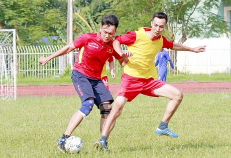 Pha tranh bóng trong trận tranh chung kết, Mang Thít (áo vàng) thắng TP Vĩnh Long 3-0.