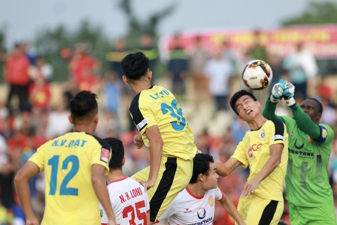 Thủ môn nhập tịch Quốc Thiện Esele chơi tốt trong 2 hiệp chính lẫn loạt sút 11 m góp công giúp Nam Định trụ hạng