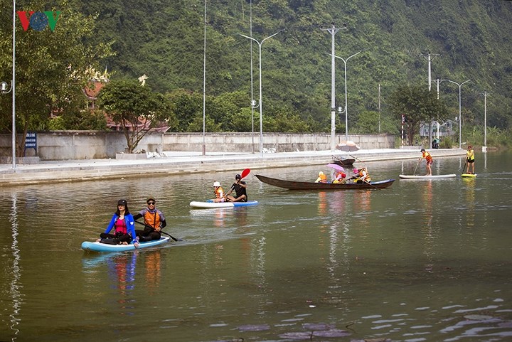 Đi thuyền kayak khám phá phong cảnh suối Yến.