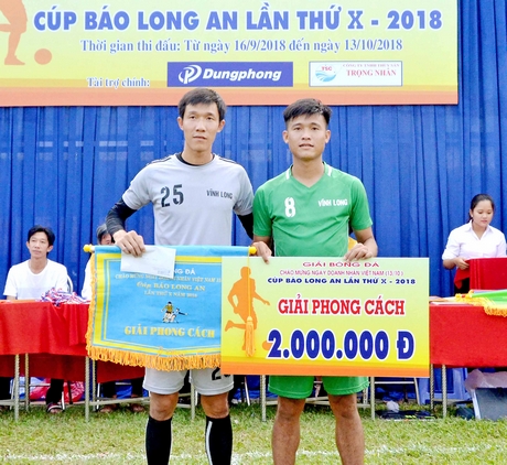 TM Lê Hiếu Nhơn (trái) đoạt giải Thủ môn xuất sắc và đội Trẻ Vĩnh Long nhận giải phong cách.