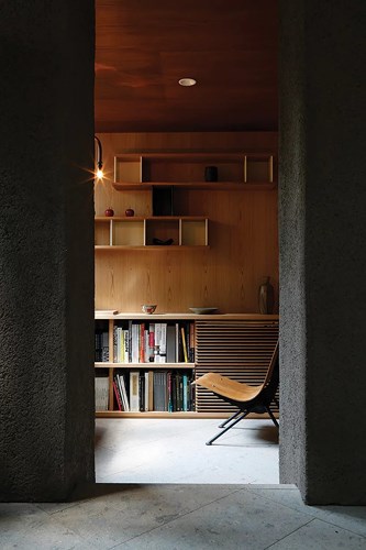 Phòng đọc sách yên tĩnh nằm sâu bên trong ngôi nhà, trụ đỡ bằng bê tông đóng vai trò chịu lực chính nâng đỡ cả khung tầng hai bên trên.