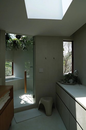 Phòng tắm tận dụng đường cong của góc nhà đi cùng vật liệu hiện đại.