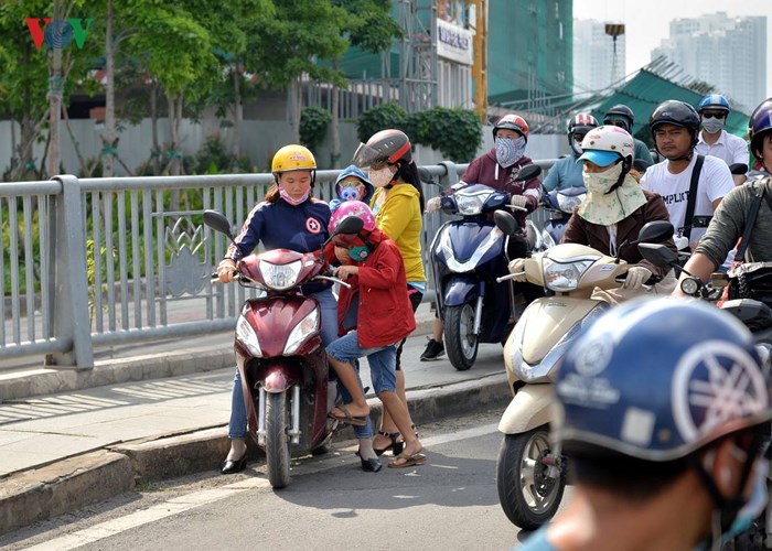 Cảnh tượng nhốn nháo trong buổi sáng đầu tuần khi giao thông tại Sài Gòn bị tê liệt.