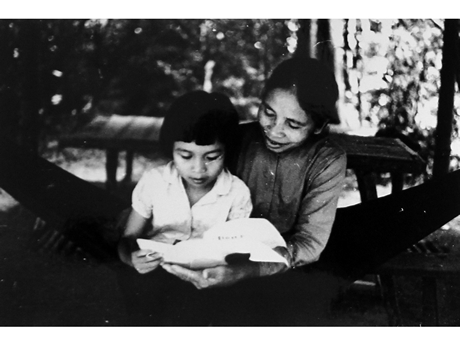Vợ và con gái của đồng chí Phan Văn Đáng tại căn cứ Trung ương Cục Miền Nam, năm 1972.