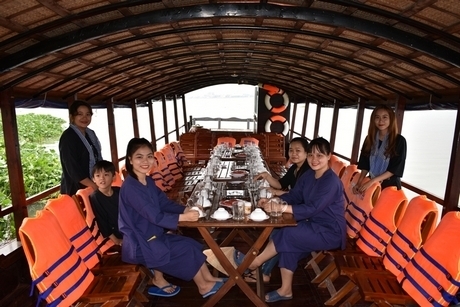 Khu du lịch Vinh Sang đã đưa sản phẩm mùa nước nổi phục vụ du khách trên tàu.