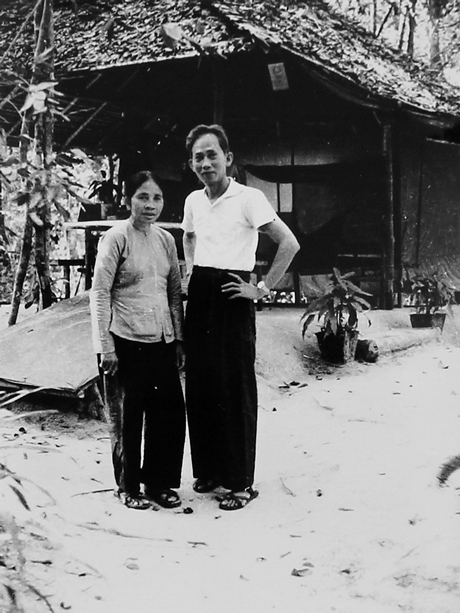 Đồng chí Phan Văn Đáng cùng phu nhân là bà Trần Thị Hóa tại nhà ở Căn cứ Pham To Campuchia 1971.