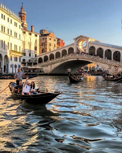 Venice, Italy. Đứng đầu danh sách là thành phố Venice nổi tiếng của Ý với 170 con kênh và 118 đảo nhỏ được kết nối bằng 400 cây cầu đi bộ. Kênh chính có chiều dài là 2,4 dặm. Venice cũng là thành phố lớn nhất ở Châu  Âu không có sự xuất hiện của xe hơi .   