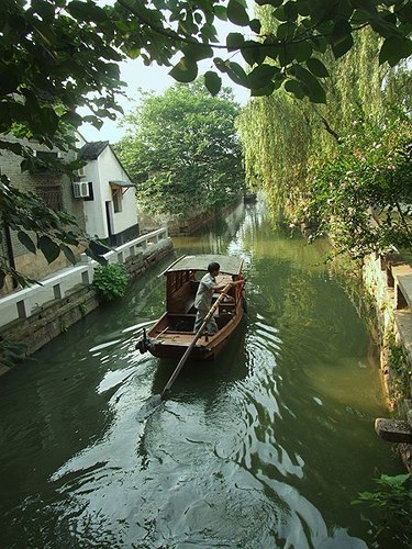 Tô Châu, tỉnh Giang Tô, Trung Quốc. Thành phố lịch sử Tô Châu của Trung Quốc nổi tiếng bởi những con kênh và khu vườn xinh đẹp. Con kênh chính dài 1200 dặm và là kênh nhân tạo dài nhất hành tinh.