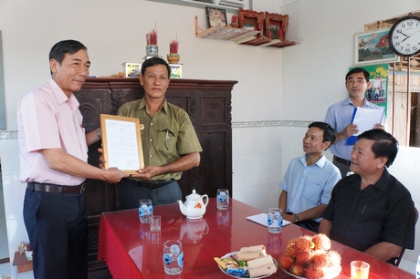 Chú Phan Văn Nguyên (Ấp 8) và gia đình mừng vui khôn xiết trước việc đoàn đến thăm, trao nhà cựu chiến binh nghèo và quà của Bí thư Tỉnh ủy-  Trần Văn Rón.