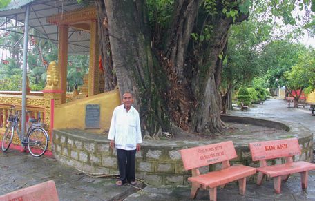 Ông Chau Thônh bên cạnh gốc bồ đề gần 300 năm tuổi.