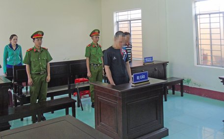 Bị cáo Nguyễn Minh Tuấn nghe tòa tuyên án.