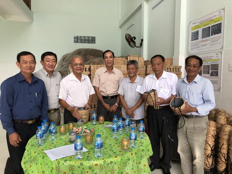 Đoàn giám sát của Ủy ban MTTQ tỉnh cùng chính quyền địa phương khảo sát tại HTX An Phú.