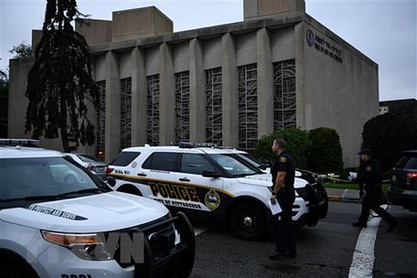 Cảnh sát phong tỏa hiện trường vụ xả súng tại Pittsburgh, bang Pennsylvania, Mỹ ngày 28/10/2018. (Ảnh: AFP/TTXVN)