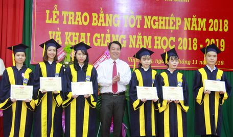 Phó Chủ tịch UBND tỉnh- Lữ Quang Ngời trao giấy khen và phần thưởng cho sinh viên tốt nghiệp loại giỏi, xuất sắc.