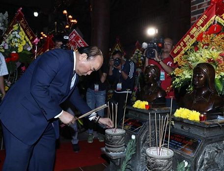 Thủ tướng Nguyễn Xuân Phúc thắp hương tưởng niệm các liệt sĩ tại Truông Bồn (Nguồn Thống Nhất/TTXVN)