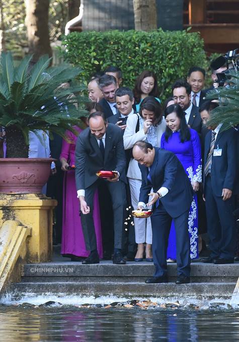 Hai Thủ tướng tới thăm ao cá Bác Hồ tại Phủ Chủ tịch. Ảnh: VGP/Quang Hiếu