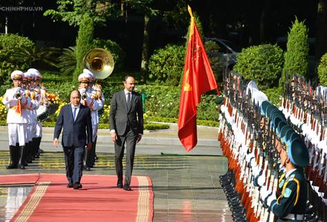 Hai Thủ tướng duyệt Đội Danh dự QĐND Việt Nam. Ảnh: VGP/Quang Hiếu