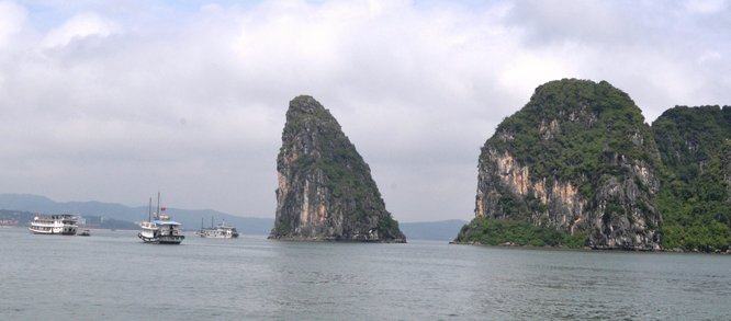 Vịnh Hạ Long lọt top đầu điểm đến hàng đầu Việt Nam 2018 do Tổng cục Du lịch bình chọn.