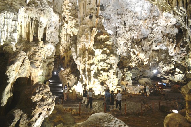 Động Thiên Cung là một trong những hang động đẹp nhất ở Hạ Long nhờ diện tích hang rộng, nhiều cấp nhiều ngăn vô vàn thạch nhũ đá vôi mang hình thù kỳ lạ.