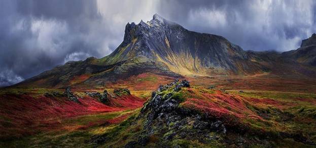 Quý bà của Snaefellsnes của tác giả Timothy Moon. Mức ảnh chụp một ngọn núi có hình giống như người trên bán đảo Snaefellsnes, phía Tây Iceland, trong sắc màu của mùa thu.