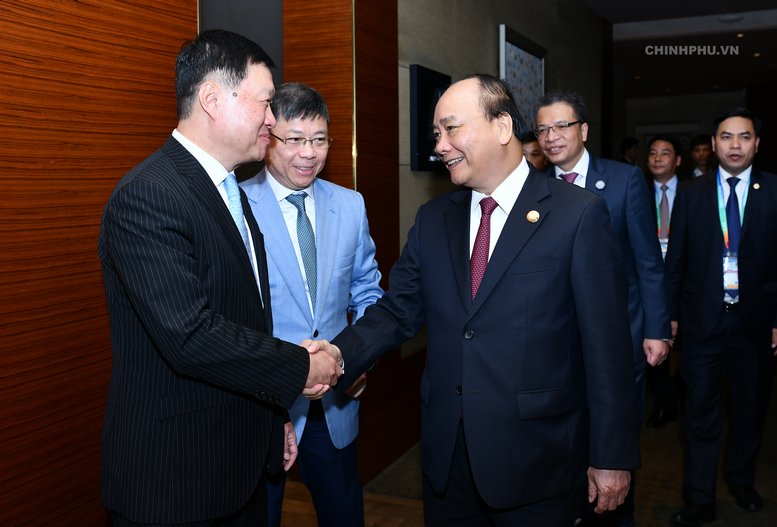 Thủ tướng trao đổi với Phó Chủ tịch, Tổng giám đốc Tập đoàn Tài chính Bình An Tồng Thành Lập. Ảnh: VGP/Quang Hiếu