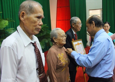 Phó Bí thư Thường trực Tỉnh ủy- Trương Văn Sáu trao huy hiệu Đảng cho các đồng chí cao niên tuổi Đảng.