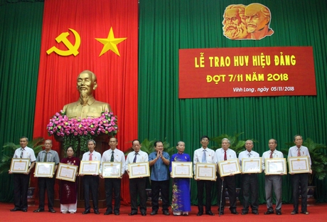 Chủ tịch UBND tỉnh- Nguyễn Văn Quang trao huy hiệu Đảng cho các đồng chí cao niên tuổi Đảng