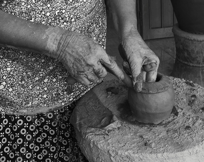 Bàn tay khéo léo của các nghệ nhân tạo thành các sản phẩm gốm độc đáo, đặc trưng.