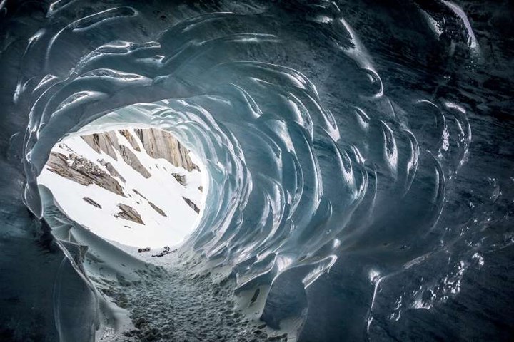 Hang động Mer de Glace ở Chamonix là một trong những hang động bằng băng lớn nhất tại Pháp. Bên trong hang có nhiều tác phẩm điêu khắc mô tả cuộc sống của người dân nơi đây ở thế kỷ 19. 