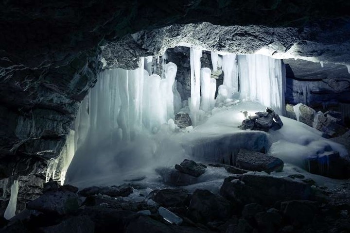 Hang động Kungur nằm ở vùng núi Ural của Nga, dài 5.700 m. Tinh thể băng trong suốt lung linh như những viên kim cương phản quang từ mặt nước hồ và lan tỏa khắp lòng hang rộng lớn kỳ bí.
