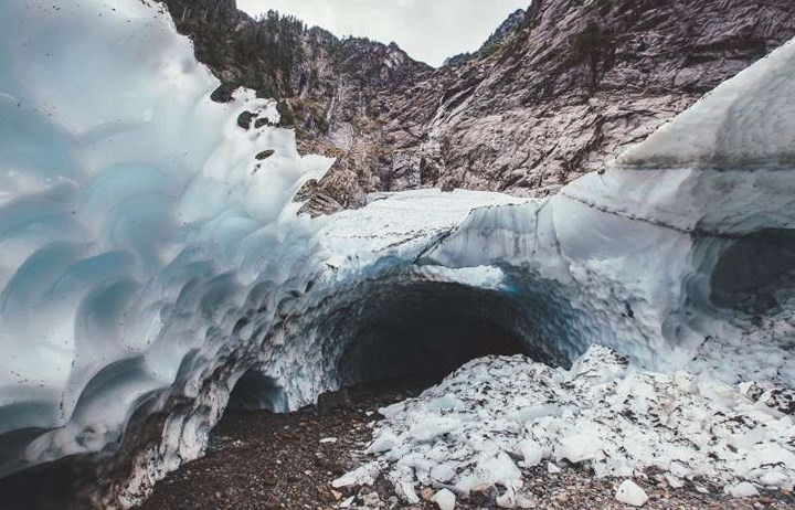 Hang động bằng băng Big Four ở bang Washington, Mỹ có lối vào rất hẹp, tối và vô cùng hiểm trở. Tuy nhiên, đây luôn là điểm thu hút các nhà thám hiểm. 