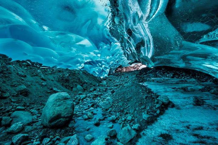 Màu xanh huyền bí của hang băng Mendenhall Glacier, Alaska, Mỹ, được tạo thành bởi các cấu trúc tinh thể độc đáo hấp thụ và phản xạ ánh sáng, đặc biệt là vào những ngày nắng và băng tan nhiều.