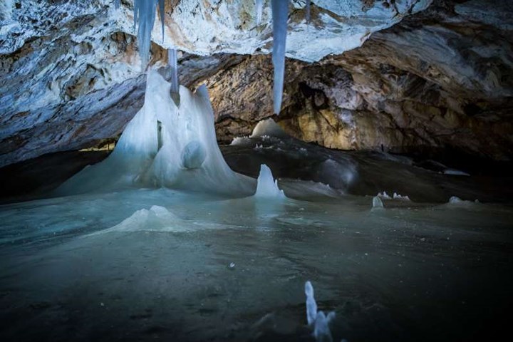 Hang Băng Dobšinská tại Công viên Quốc gia Slovak Paradise ở Slovakia đã được UNESCO công nhận là di sản thế giới. Hang động này có hơn 110.00 m3 băng, được mở cửa cho công chúng thăm quan vào những năm 1800.