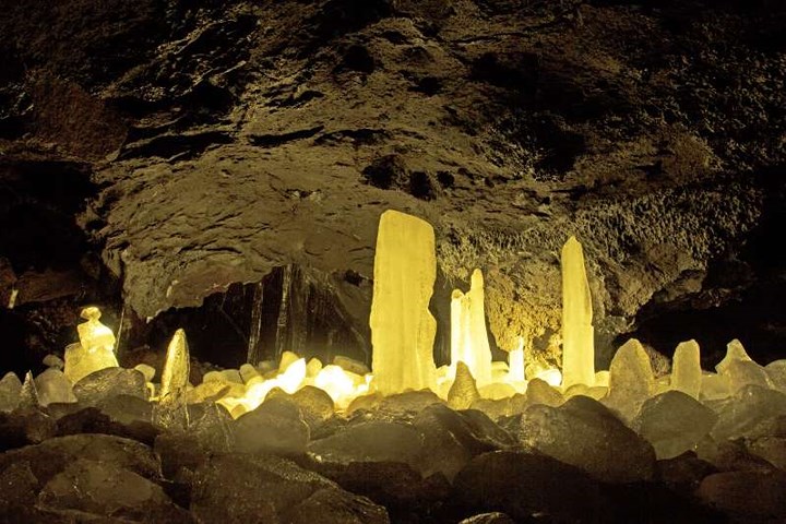 Hang băng Narusawa ở Nhật Bản có cấu trúc đường hầm đôi được hình thành bởi dòng dung nham nóng chảy (Aokigahara Marubi) chạy giữa các núi lửa cộng sinh cũ.