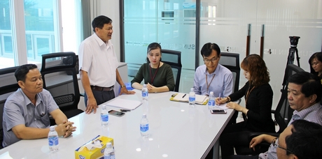 Ông Lê Quang Đạo trao đổi với công ty tại buổi làm việc.