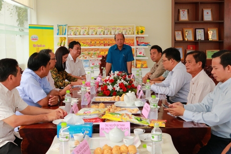 Ông Trương Văn Sáu và đoàn làm việc với lãnh đạo công ty TNHH 1TV Bột mì Đại Nam.