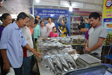 Trưng bày, giới thiệu sản phẩm tại Hội chợ Các sản phẩm thủy sản tại Hà Nội sáng 6/10/2018.