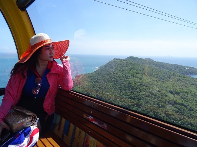 Du khách đi cáp treo có thể chiêm ngưỡng toàn cảnh các quần đảo phía Nam của Phú Quốc từ trên cao.