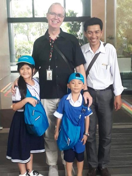 Thầy Tuấn và các học sinh giao lưu với kỹ sư tại trụ sở Google Singapore.