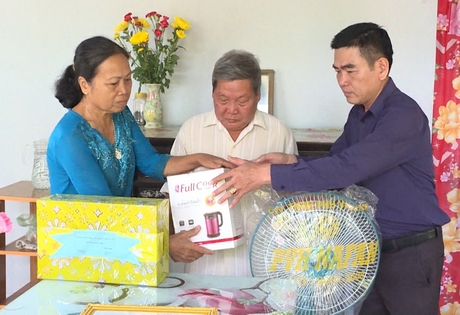 UBMTTQ Việt Nam huyện Long Hồ và chính quyền địa phương xã Phú Đức trao cho gia đình ông Trung nhiều phần quà thiết yếu.