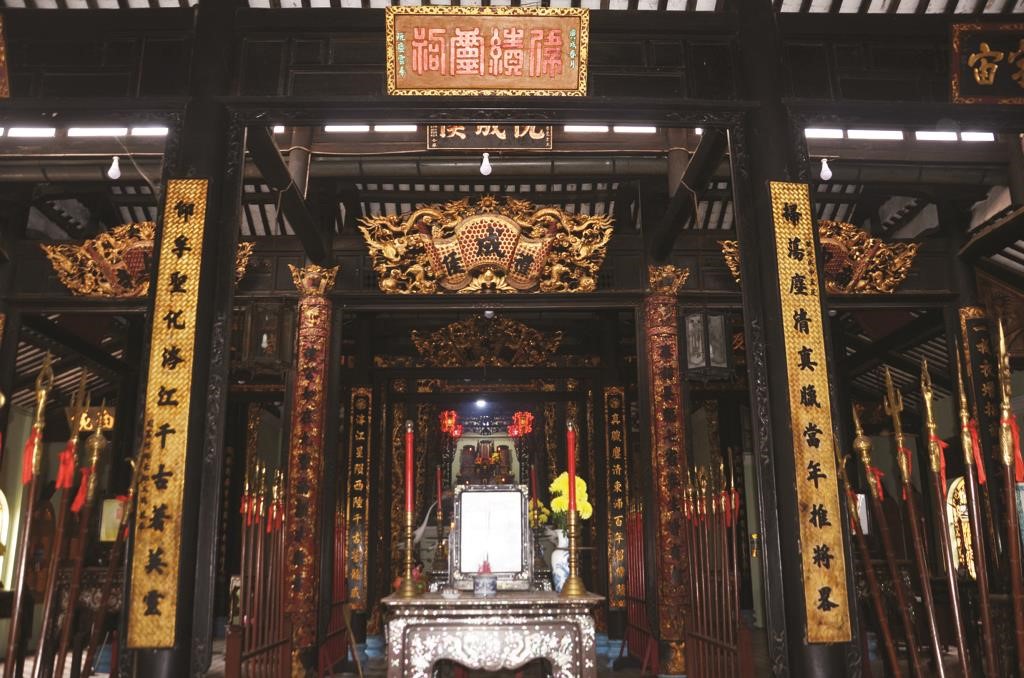 Kiến trúc bên trong đình thần Châu Phú 