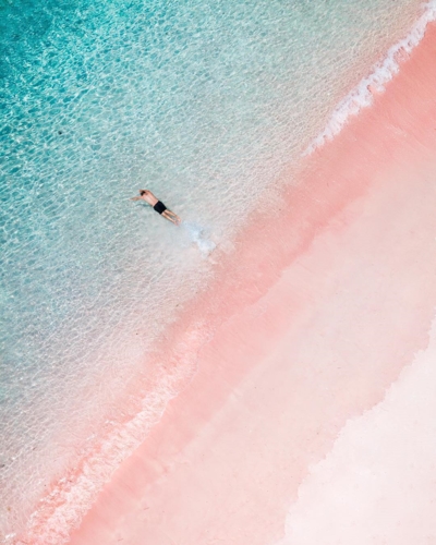 Bãi biển hồng nổi tiếng ở đảo Kodomo, Indonesia.