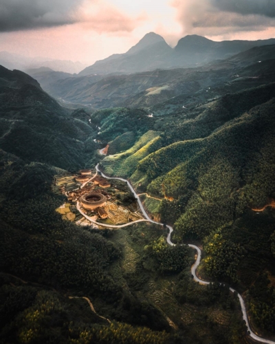Những con đường ngoằn nghèo chạy qua những khu rừng xanh thẳm ở Phúc Kiến, Trung Quốc.