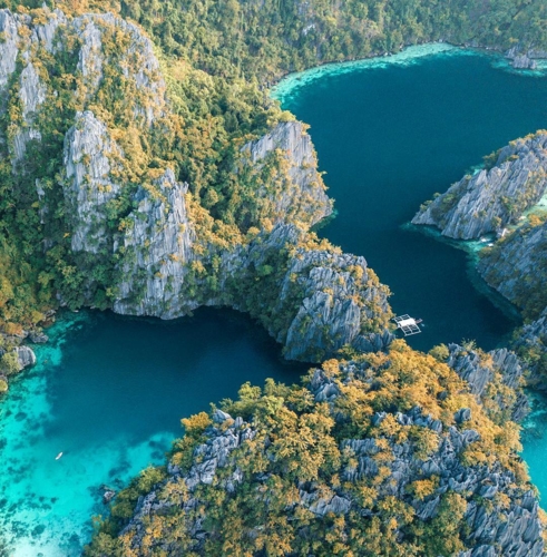 Màu xanh của trời mây non nước và sự nguyên sơ của tự nhiên tạo nên vẻ đẹp mê đắm lòng người cho vùng đất Coron ở Palawan, Philippines.