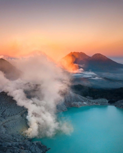 Những ngọn núi lửa ở Kawah Ijen, Đông Java, Indonesia khi chụp từ trên cao.