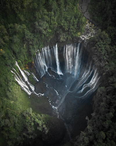 Vẻ đẹp hùng vĩ của thác nước ở Đông Java, Indonesia.