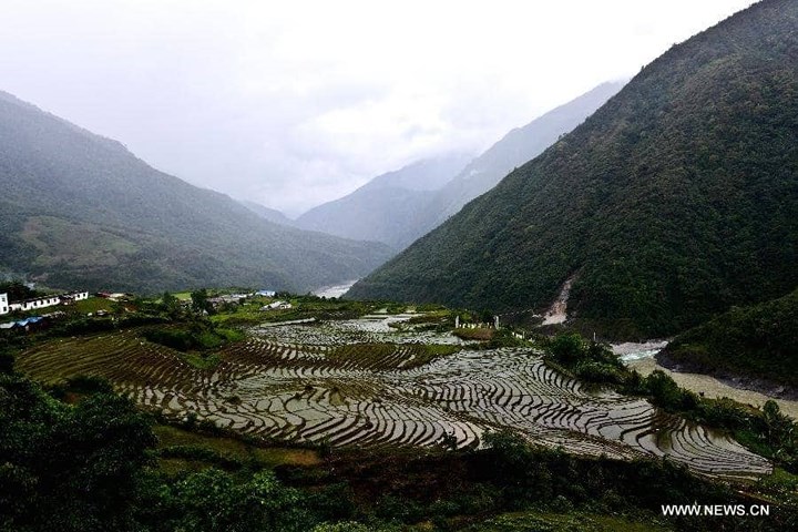 Medog, Trung Quốc. Khu vực này nằm gần Tây Tạng, cho đến năm 2010 mới có một con đường duy nhất tới đây. Hiện chỉ có 10.000 cư dân ở đó.