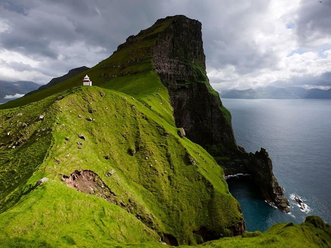 Quần đảo Faroe, Đan Mạch, nằm giữa Na Uy và Iceland, được tự trị từ năm 1948, có dân số khoảng 50.000.