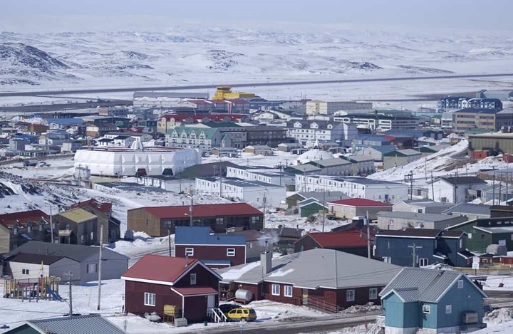 Iqaluit, Canada, được tìm thấy ở bờ biển phía nam gần đảo Baffin. Khu vực này chỉ có khoảng 7.000 người sống, là nơi duy nhất ở Canada không kết nối với bất kỳ hệ thống đường cao tốc nào.